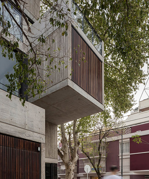 F2M arquitectos elevates concrete volume above buenos aires neighborhood