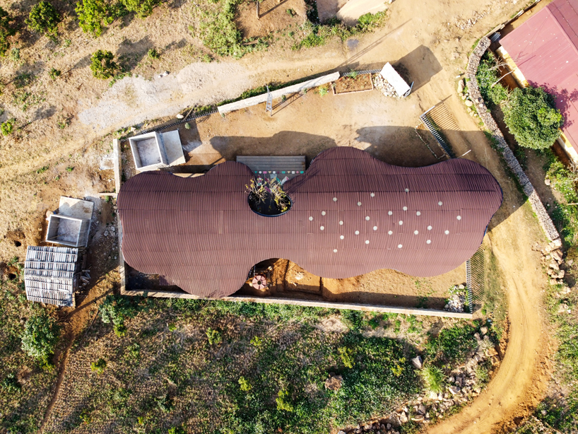 a soft, undulating roof defines 'bó mon' preschool in vietnam by kientruc o