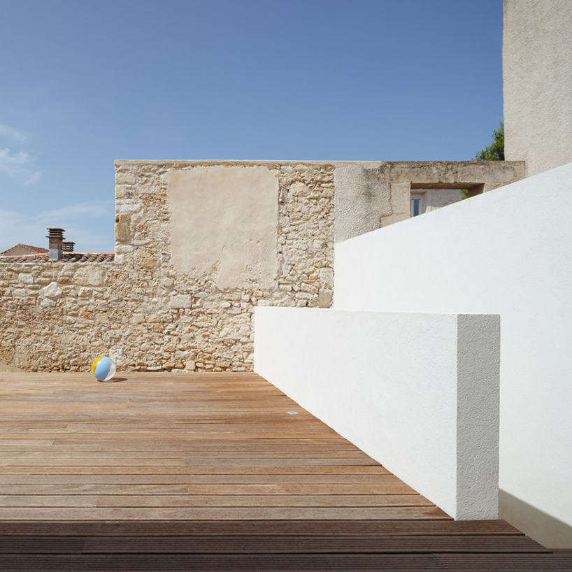 (ma!ca) transforms old wine barn into private residence in france