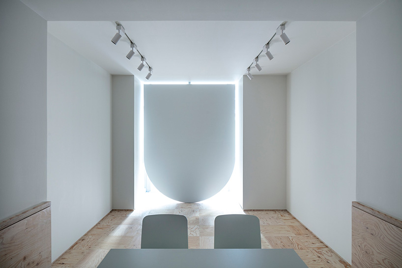 mtka uses U-shaped rotating door to divide this 28 sqm art gallery in tokyo