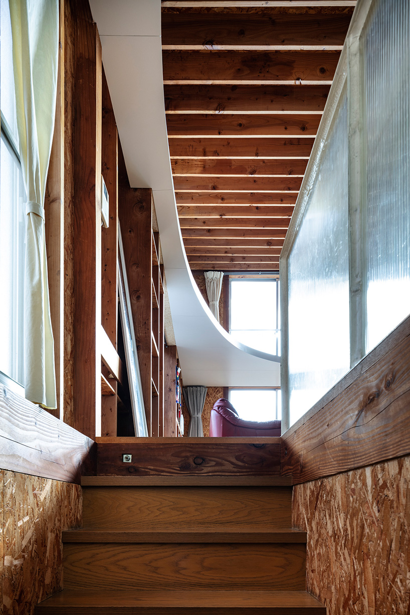 mtka adds inhabitable elliptical void below the roof of this house in tokyo