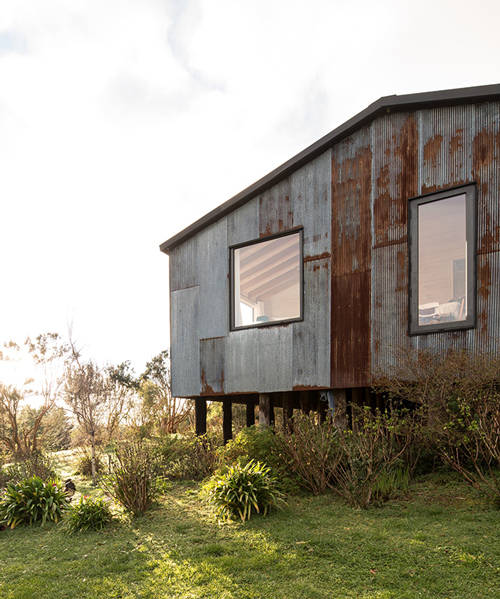 baltazar sánchez expresses the house in punta chilen with weathered zinc