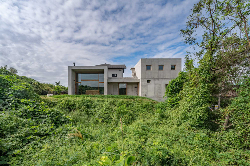 sagamine house by tomoaki uno architects is an exposed concrete dwelling in japan