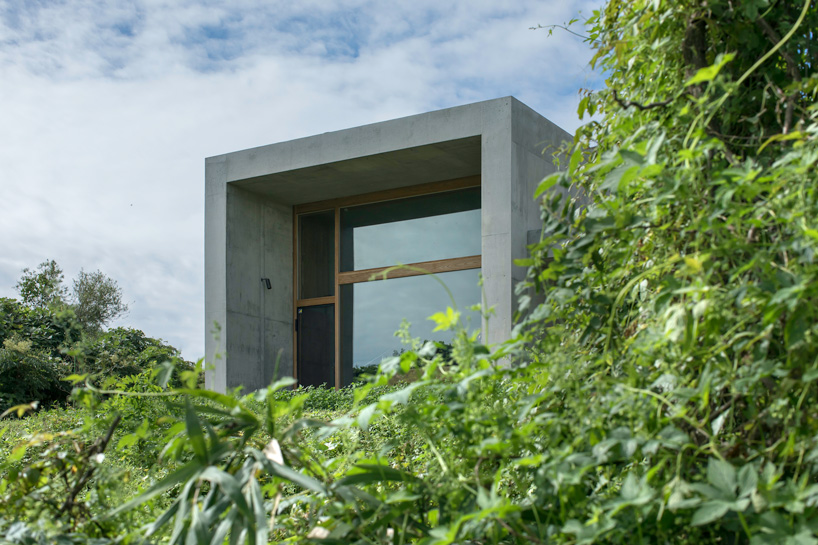 sagamine house by tomoaki uno architects is an exposed concrete dwelling in japan