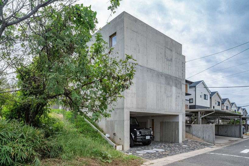 sagamine house by tomoaki uno architects is an exposed concrete dwelling in japan