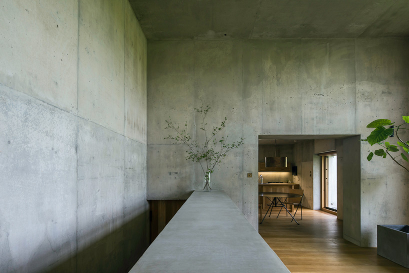 sagamine house by tomoaki uno architects is an exposed concrete dwelling in japan