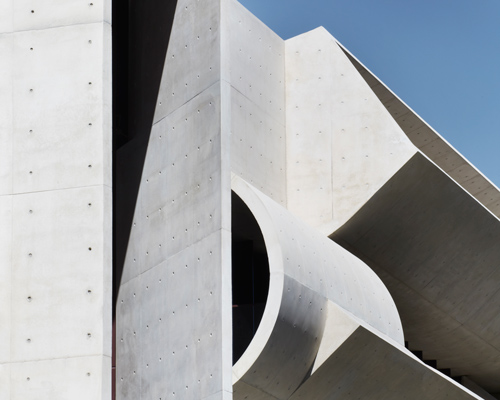 with 'indigo slam', smart design studio sculpts concrete geometries in sydney