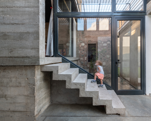 sol blanc arquitecta builds 'casa urrutia' in argentina with a raw material palette