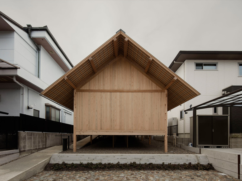 tomoaki uno architects completes wooden house in japan with blind street façade