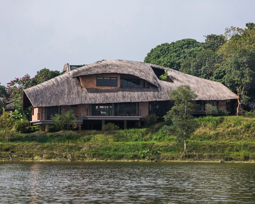 1+1>2 architects adds to jackfruit village in vietnam with thatched lakeside residence