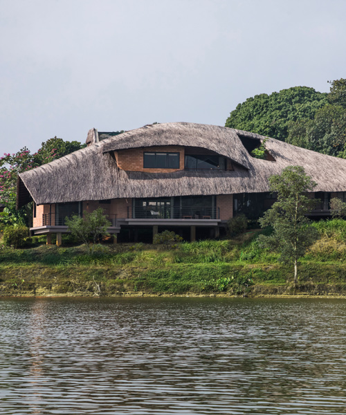 1+1>2 architects adds to jackfruit village in vietnam with thatched lakeside residence