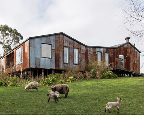 baltazar sánchez expresses the house in punta chilen with weathered zinc