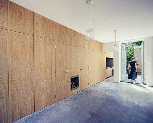 bláha architecture + design renovates a traditional courtyard house in the hague