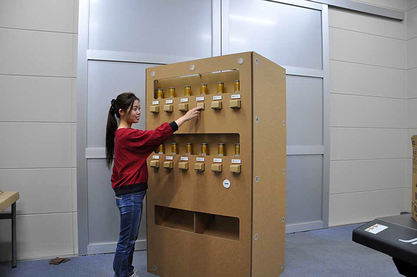 watch how this fullyfunctional, nonelectric cardboard vending machine