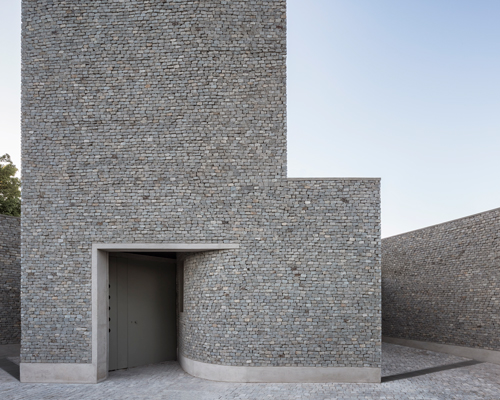 estudio macías peredo sculpts 'privada lomas del valle,' a fortress-like gate in mexico