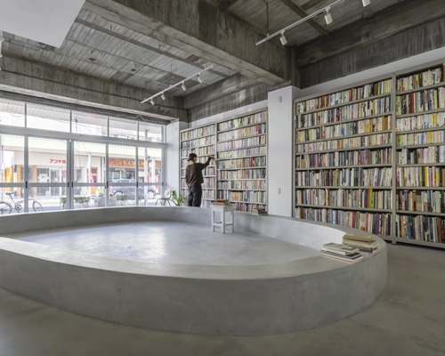 hiroshi kinoshita and associates builds concrete house with a small open library in japan