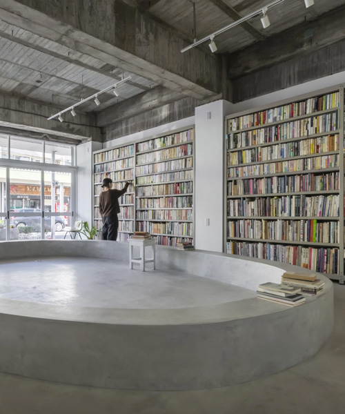 hiroshi kinoshita and associates builds concrete house with a small open library in japan