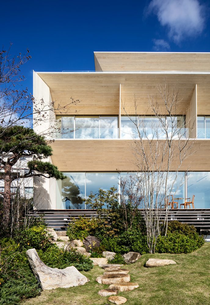 kengo kuma's 'shiro' brings warm white geometries to japanese garden