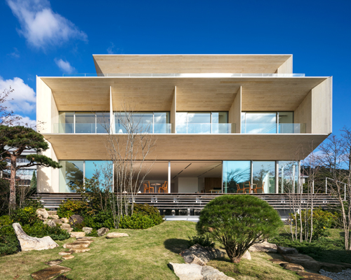 kengo kuma's shiro villa introduces warm white geometries to a japanese garden