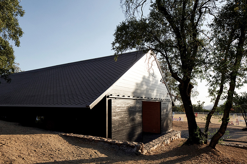 matias zegers designs stable building in chile with 'unnoticeably complex' roof geometry
