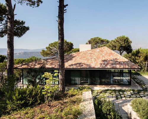 MET architects basel builds a weekend house on a lebanese mountainside