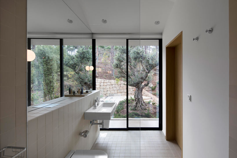 MET architects builds a weekend house on a lebanese mountainside designboom