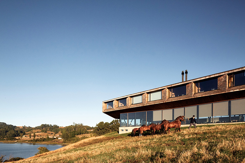 mobil arquitectos sites tierra chiloé hotel to maximize views across a chilean island