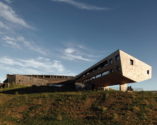 mobil arquitectos sites tierra chiloé hotel to maximize views across a chilean island
