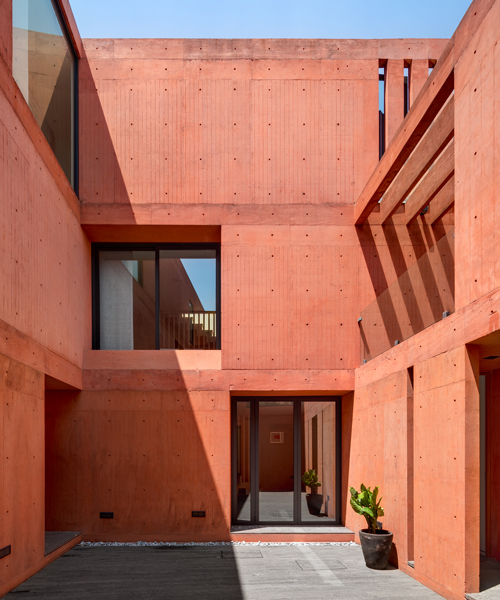 estudio MMX expresses its vibrant CVC house in red pigmented concrete