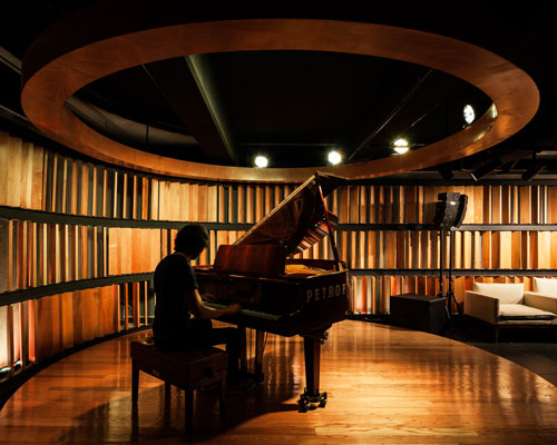 STVX + rubén álvarez avendaño turn a basement into an atmospheric jazz bar in mexico