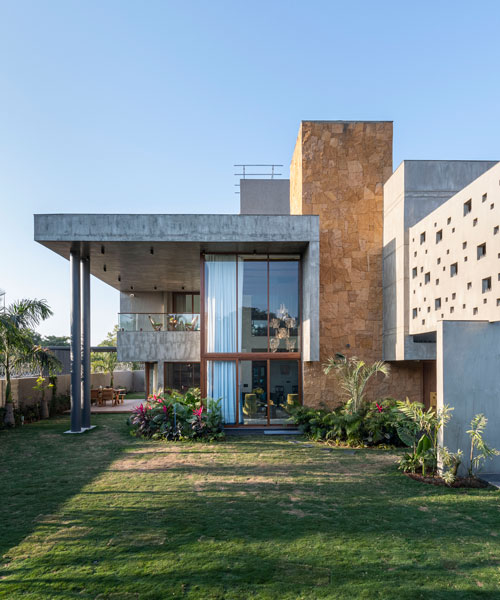 extruded concrete volumes form PIXEL HOUSE by the grid architects in india