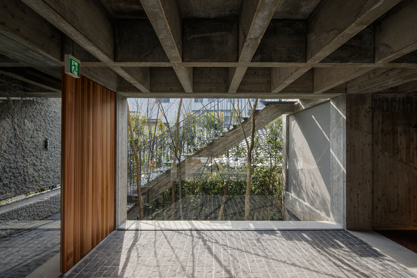 toru shimokawa wraps concrete 'belt' around boutique clothing store in ...