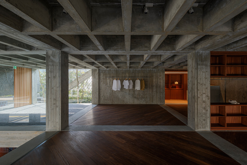 toru shimokawa wraps concrete 'belt' around boutique clothing store in japan