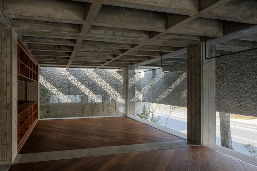 toru shimokawa wraps concrete 'belt' around boutique clothing store in japan