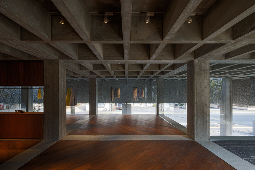 toru shimokawa wraps concrete 'belt' around boutique clothing store in japan