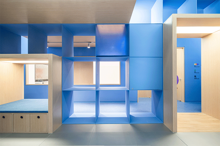 crossboundaries organizes Qkids education space in china around a 'blue spine'