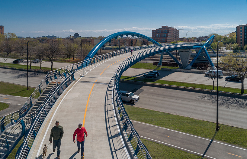 Bridge of Gardens, Pedestrian Walkway that Connects the Two Side of South  Coast Plaza Editorial Photography - Image of coast, county: 161019792