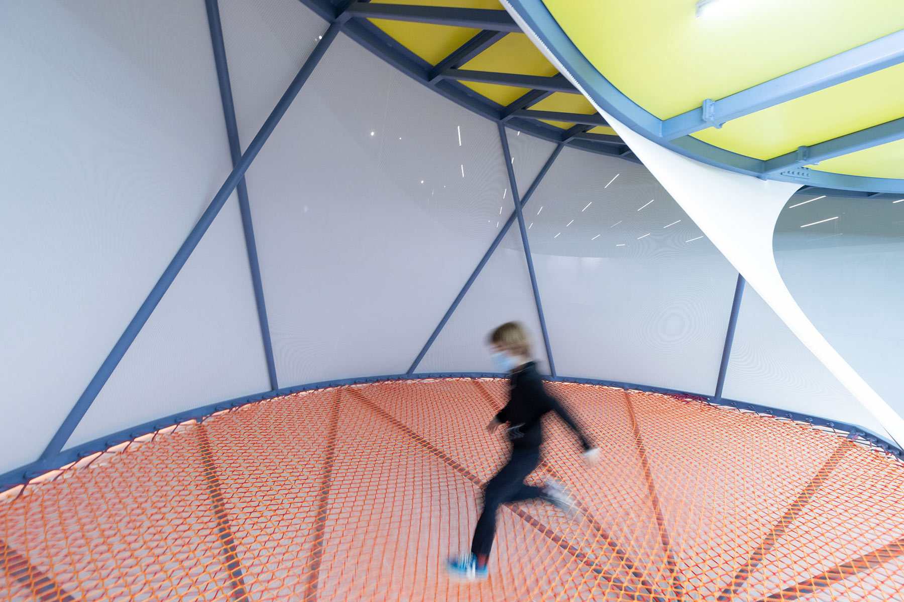 SO-IL-beeline-intervention-exhibition-maat-lisbon-designboom-1800b