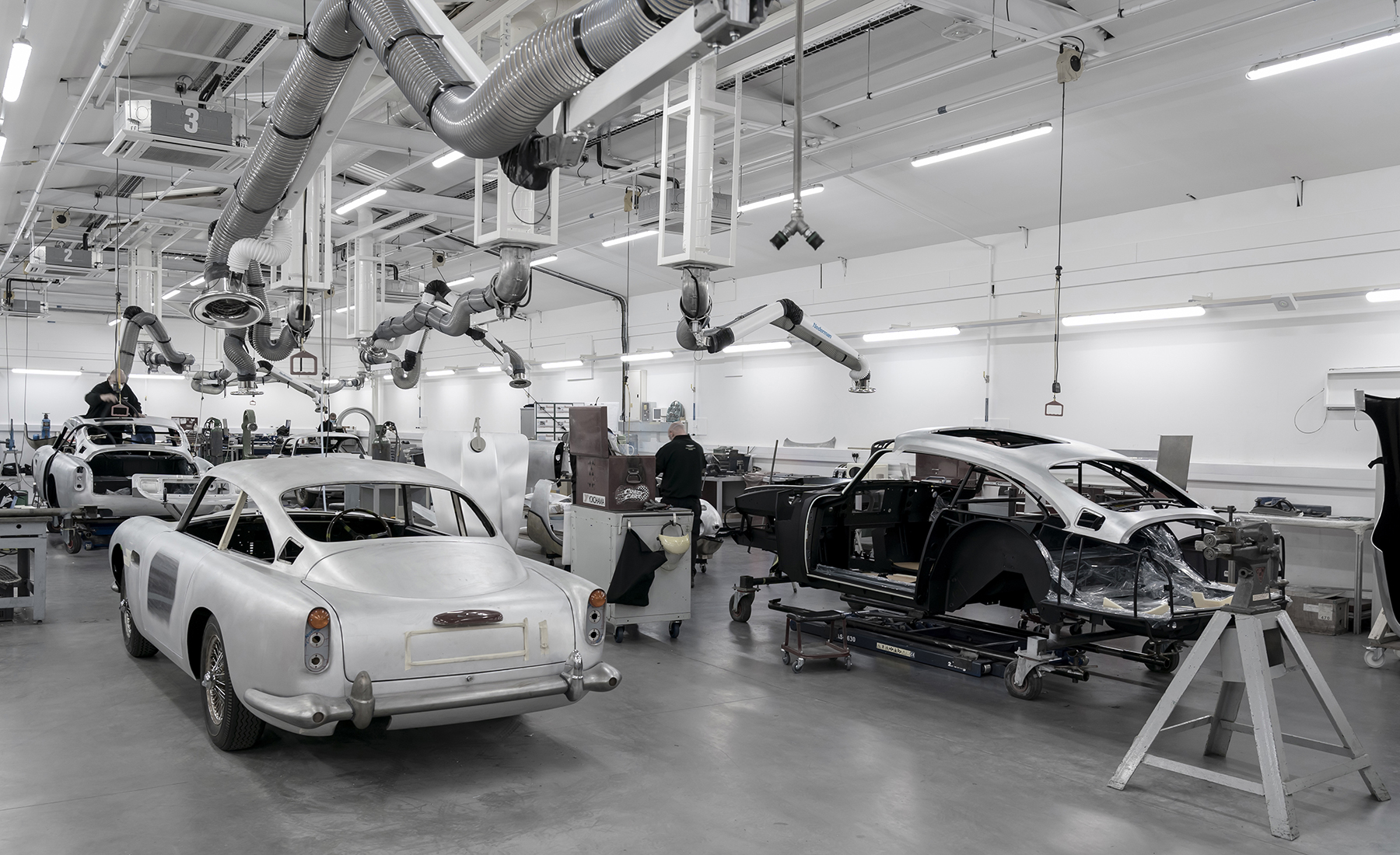 aston-martin-db5-goldfinger-continuation-production-designboom11