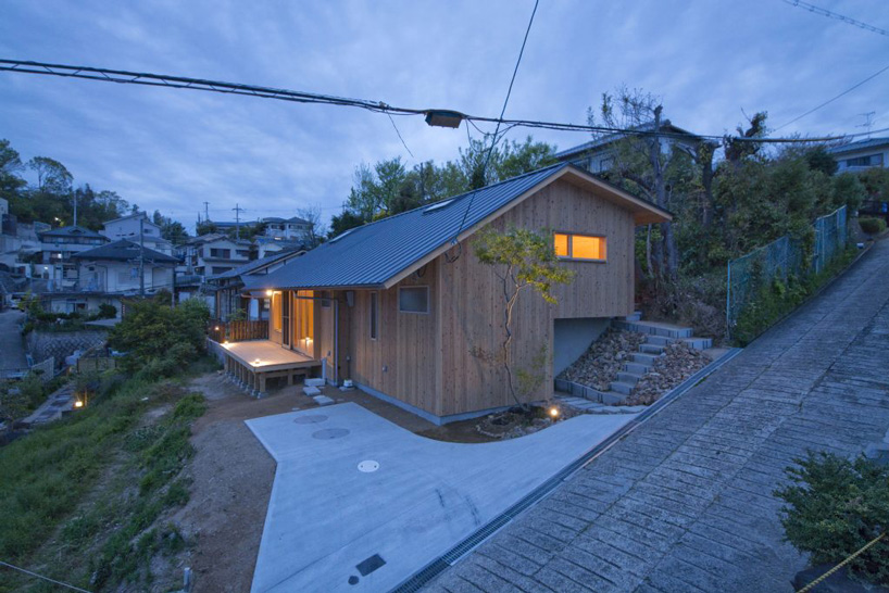 atelier thu splits japanese wooden house between two different terrain levels