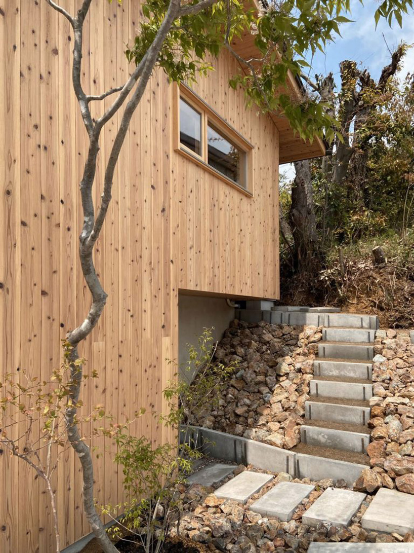 atelier thu splits japanese wooden house between two different terrain levels