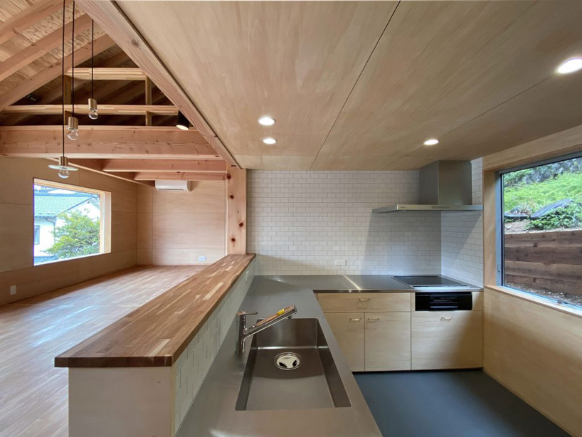 atelier thu splits japanese wooden house between two different terrain levels