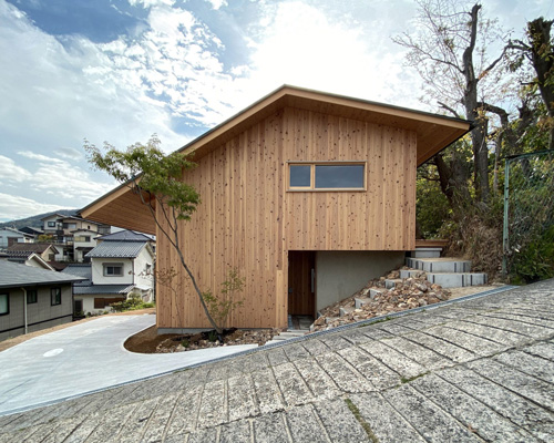 atelier thu splits japanese wooden house between two different terrain levels