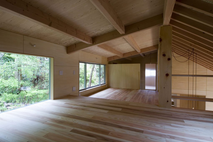 atelier thu splits japanese wooden house between two different terrain levels