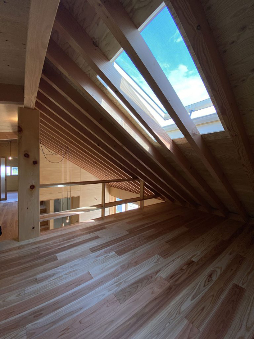Atelier Thu Splits Japanese Wooden House Between Two Different Terrain Levels