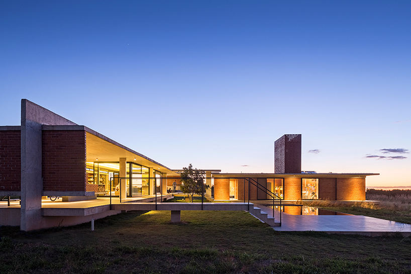 bloco arquitetos elevates 'vila rica house' above the landscape of rural brazil