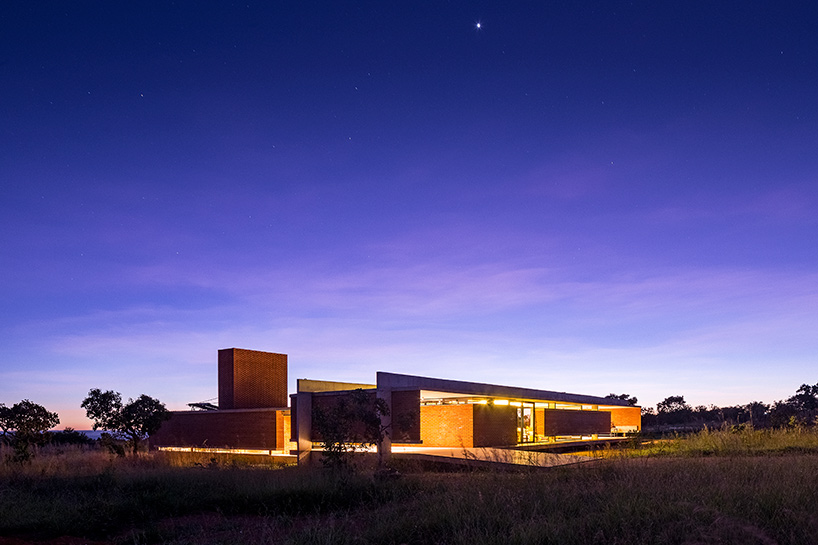 bloco arquitetos elevates 'vila rica house' above the landscape of rural brazil