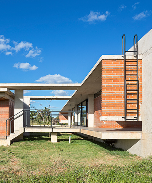 bloco arquitetos elevates 'vila rica house' above the landscape of rural brazil