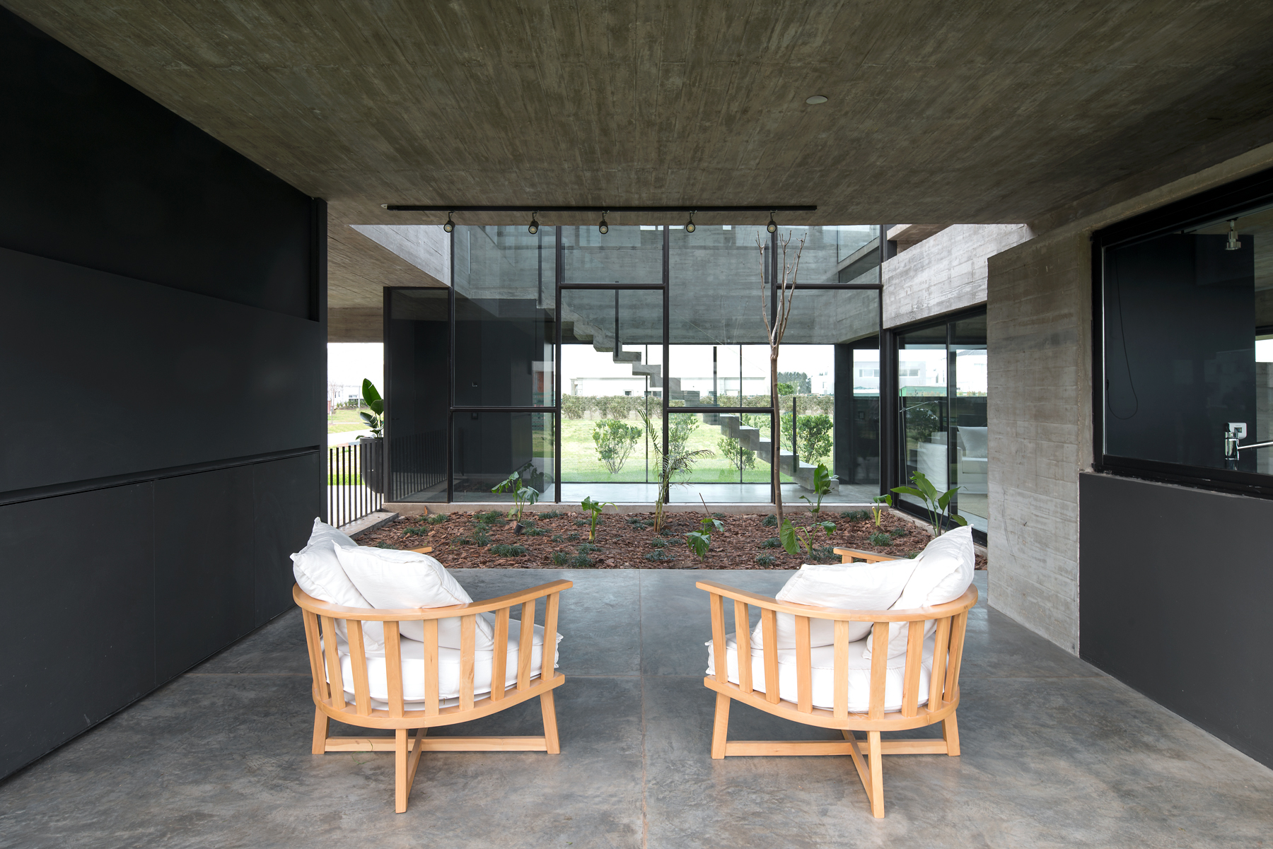 castanos-house-ekaterina-kunzel-maria-belen-garcia-bottazzini-designboom-1800-1
