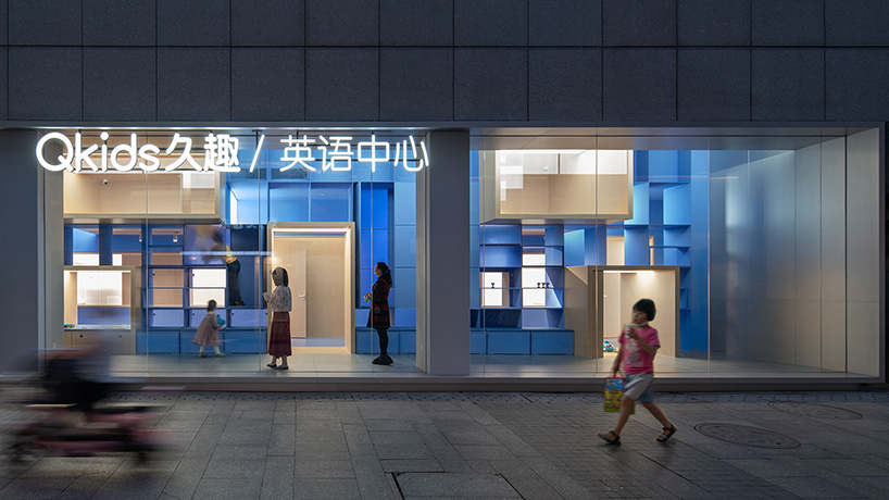 crossboundaries organizes Qkids education space in china around a 'blue spine'